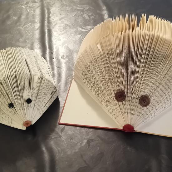 Pindsvin foldet af bøger